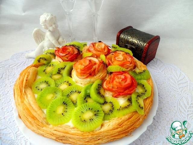 Cake of puff pastry with fruit 