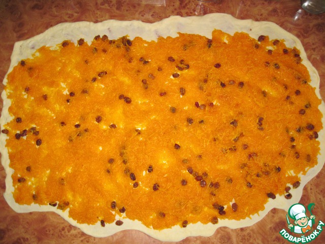 Moldavian layer pie with pumpkin and raisins