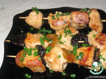 Chicken skewers with dried fruit in a red marinade