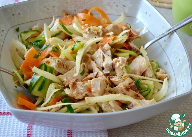 Salad with chicken and vegetables 