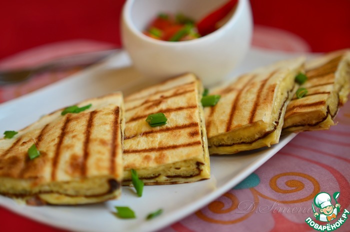 Quesadillas with scrambled eggs and salsa cruda