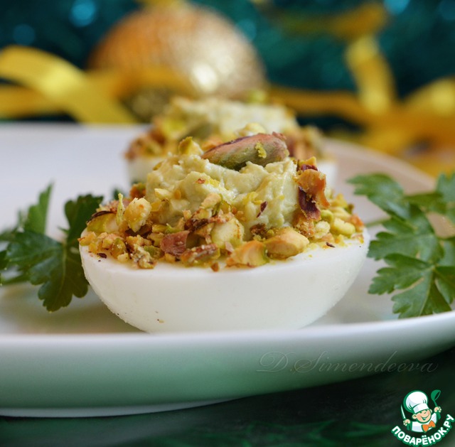 Eggs stuffed with blue cheese and pistachios