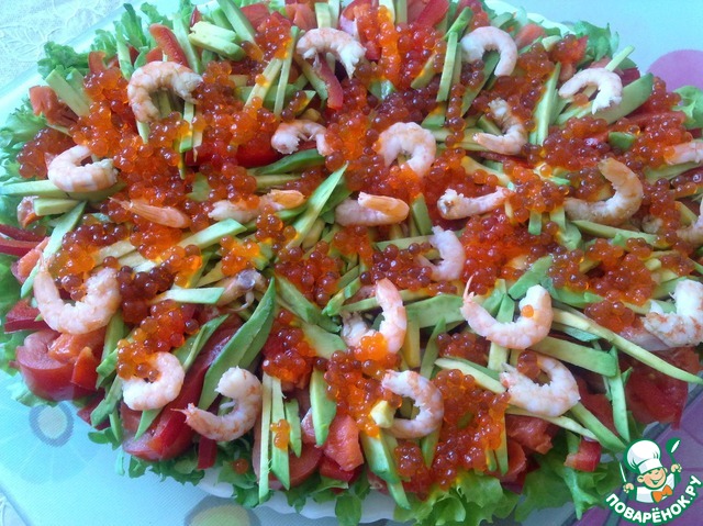 Vegetable salad with salmon