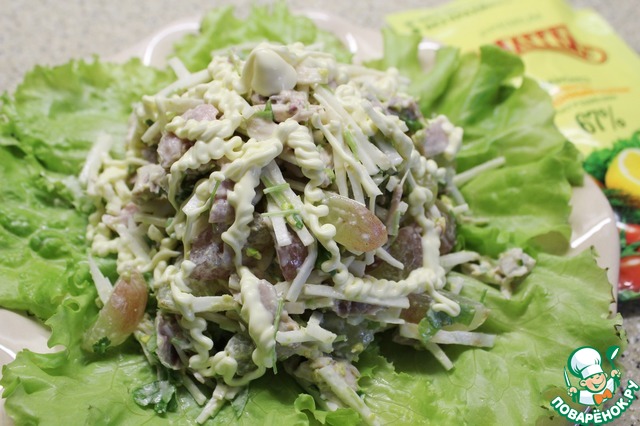 Salad with boiled chicken and grapes