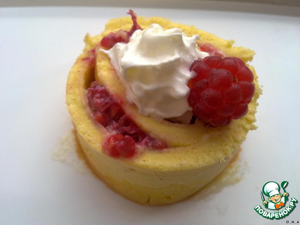 Sponge roll with raspberries