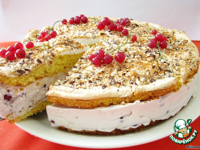 Cake with nuts and red currants