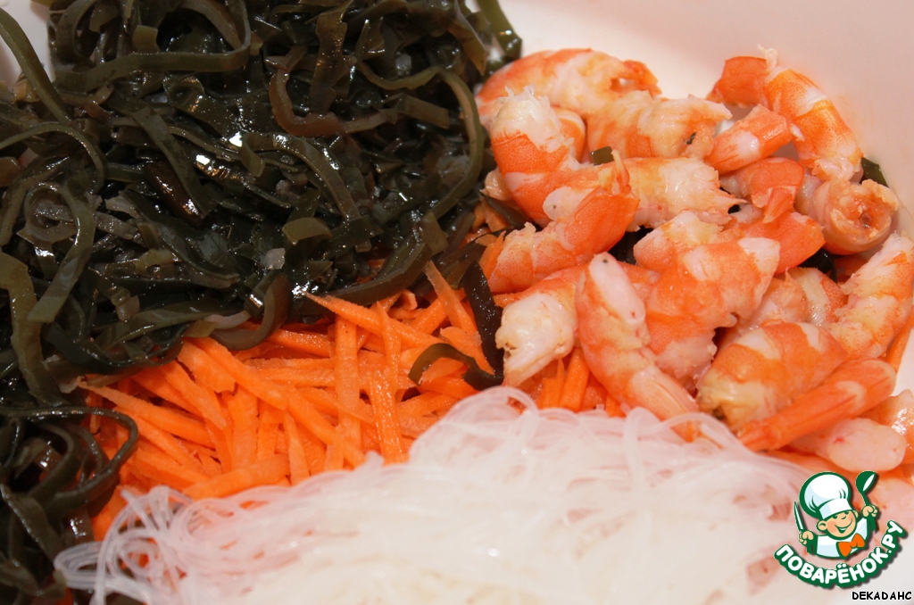 Salad with seaweed and shrimps