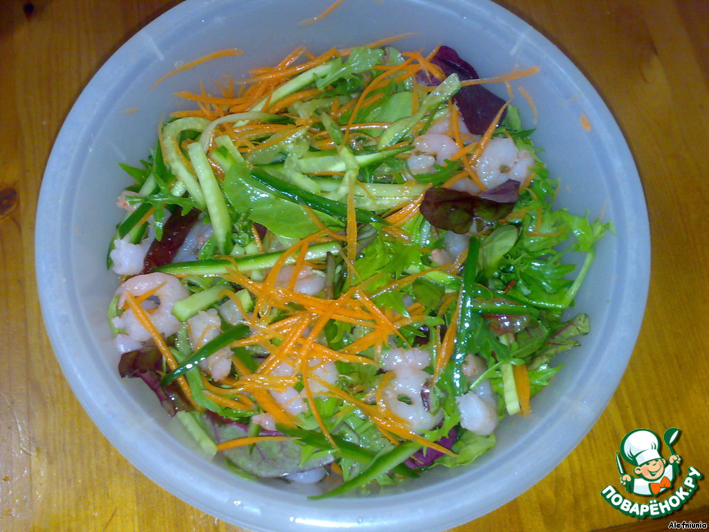 Salad with shrimps, carrots and cucumber
