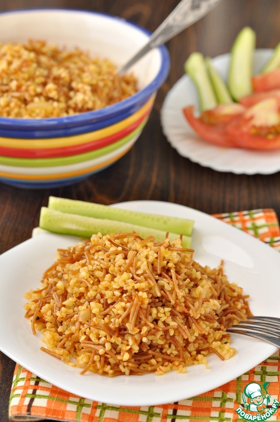 Pilaf with bulgur wheat and fried noodles