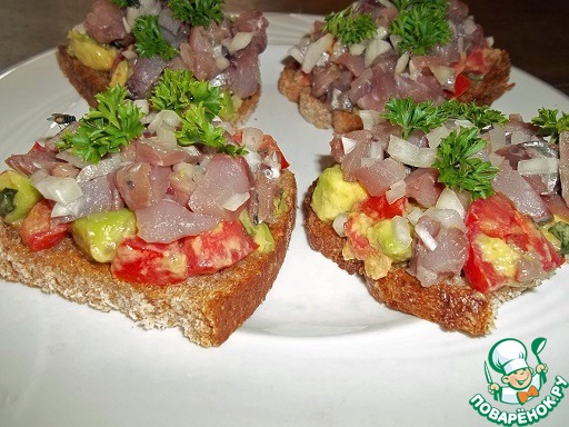 Crostini with avocado and herring