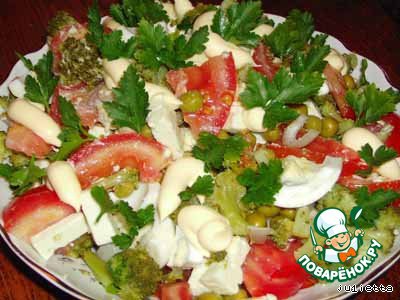 Salad with broccoli and feta