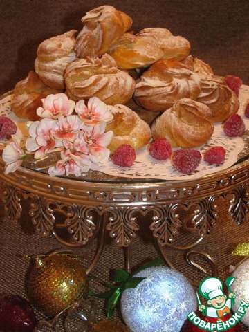 Profiteroles with raspberry filling