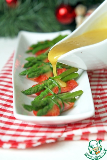 Asparagus with salmon and mustard sauce