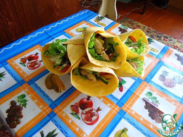 Тортилья или вкусный сандвич в мексиканской лепешке
