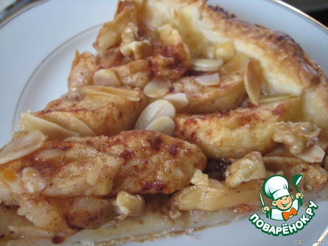 Apple tart with honey and nuts