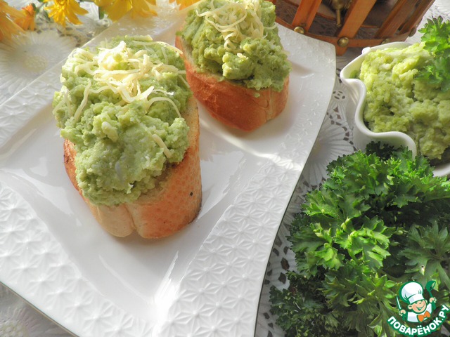 Гренки с чесноком, рисом и пармезаном