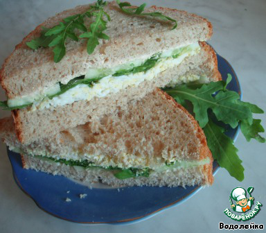 Sandwich with egg, arugula and cucumber