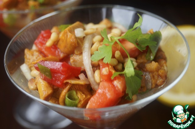 Autumn salad with chanterelles