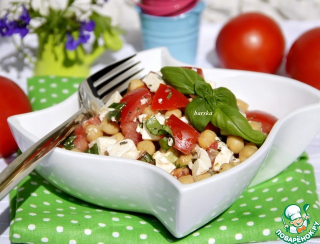 Spicy salad with chickpeas and feta