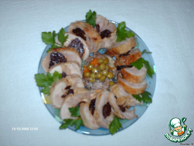 Chicken roll with prunes