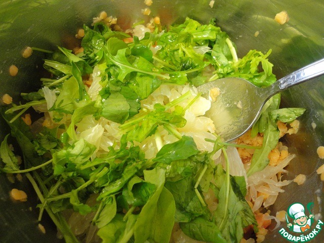 Vegetable salad with smoked salmon and lentils