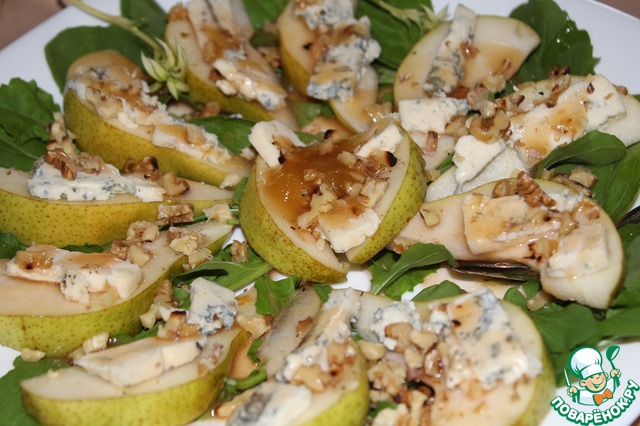 Pear salad with dressing 