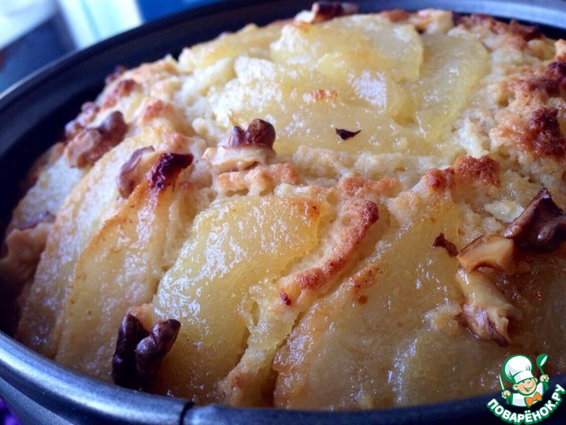 Cake with caramelized pears