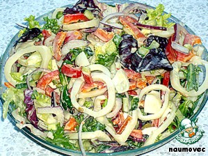 Salad with squid and quail eggs