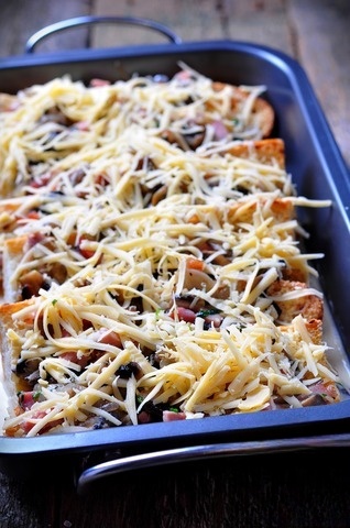 Toast with mushrooms, leeks and ham