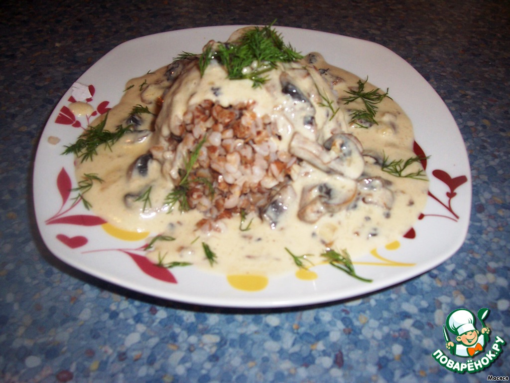 Buckwheat porridge with cheese-mushroom sauce