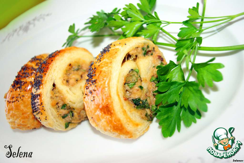 Rolls with tuna and parsley