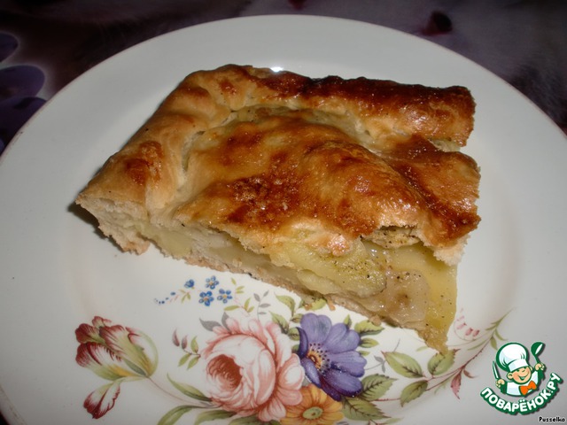 Pie with potatoes and chicken