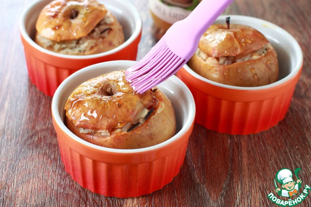 Baked apples stuffed with rice