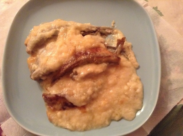 Корюшка, запеченная в мультиварке с луково-творожным соусом