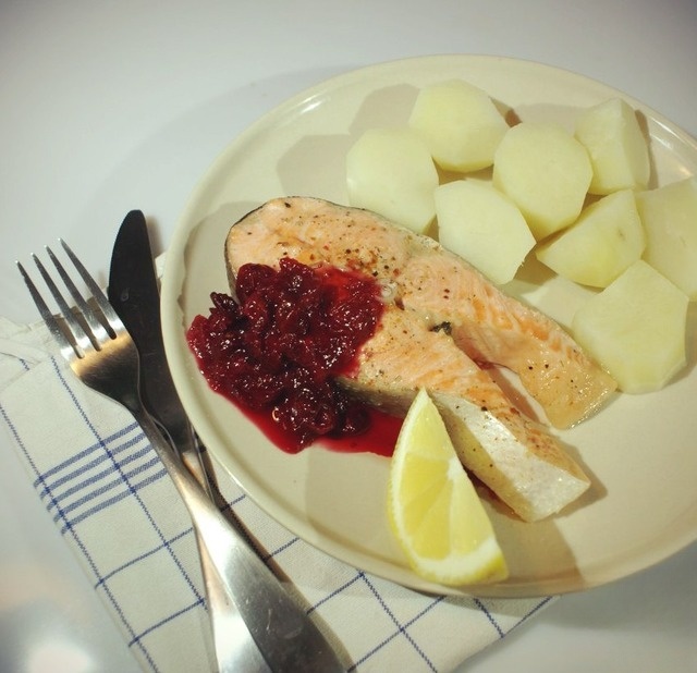 Форель на пару с клюквенным соусом