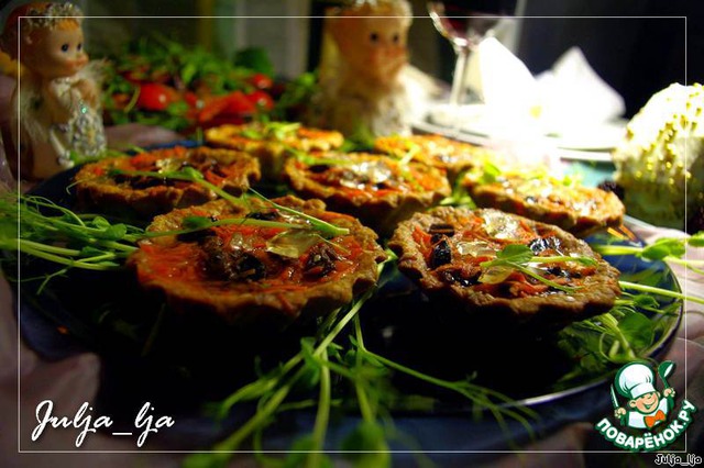 Tartlets with liver pate and mushrooms