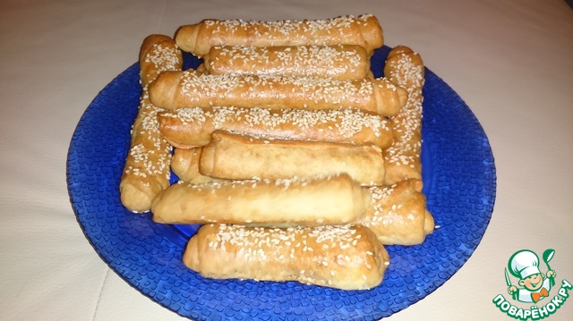 Cheese straws with sesame seeds