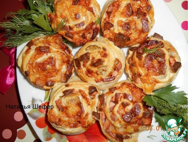 Puff pastry rolls with sausage and cheese