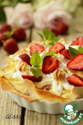 Tart with rice, white chocolate, strawberry and meringue