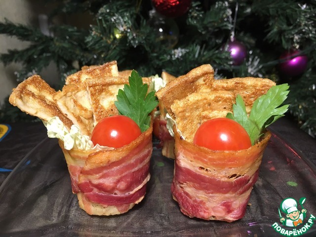 Scrambled eggs in bacon