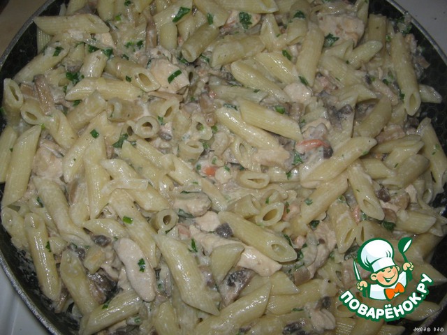 Pasta with chicken, mushrooms and shrimp