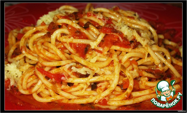 Spaghetti with spicy vegetable sauce and cheese