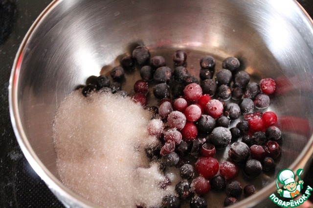 Wrappers with cream cheese and berry sauce