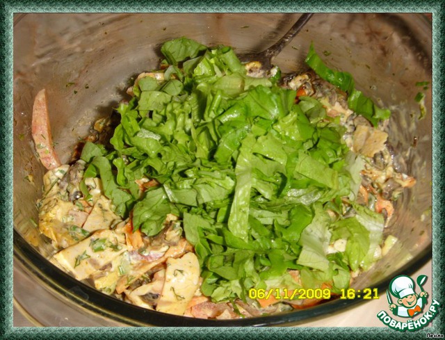 Салат с пастромы индюшки и овощами