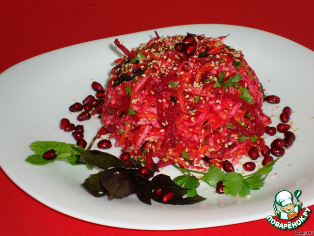 Beet salad with kohlrabi and sesame seeds