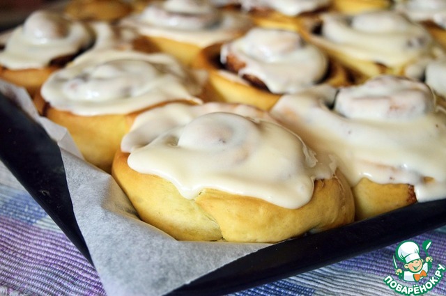 Cinnamon rolls and creamy frosting