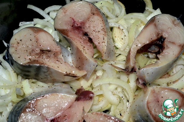 Mackerel on a bed of onion