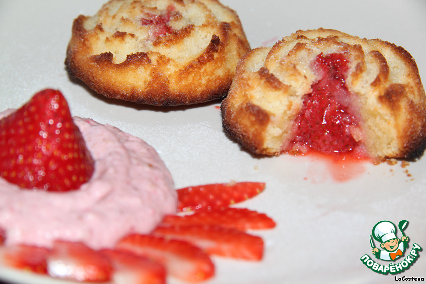 Biscuit roses with strawberries