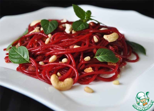 Pasta with nuts and beet juice