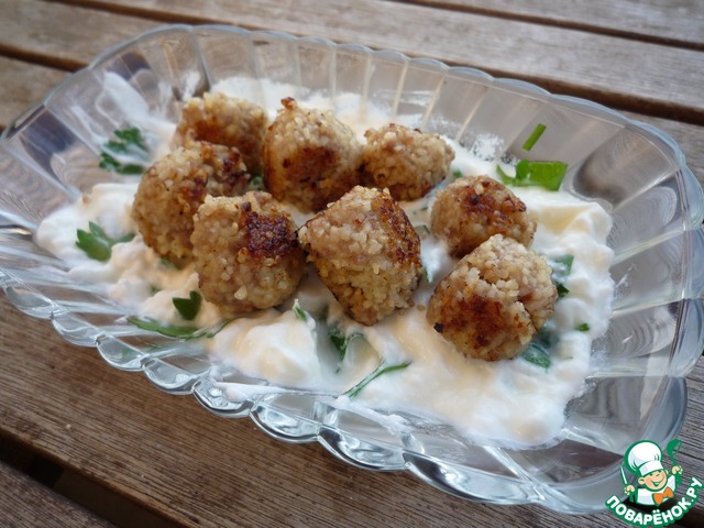 Meatballs from minced meat and bulgur with natural yoghurt